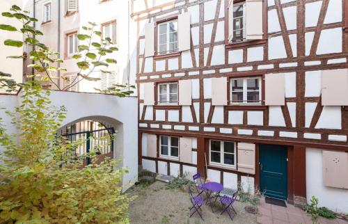 un bâtiment avec deux chaises violettes devant lui dans l'établissement Writers, à Strasbourg
