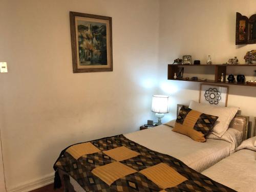 1 dormitorio pequeño con 1 cama y 1 sofá en Casa Familiar Las Yerbas, en Molina