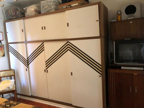 Un armario con líneas blancas y negras. en Casa Familiar Las Yerbas, en Molina