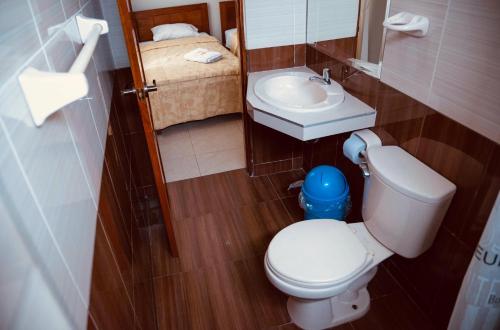 ein kleines Bad mit WC und Waschbecken in der Unterkunft Hotel Jorge Chavez in Trujillo