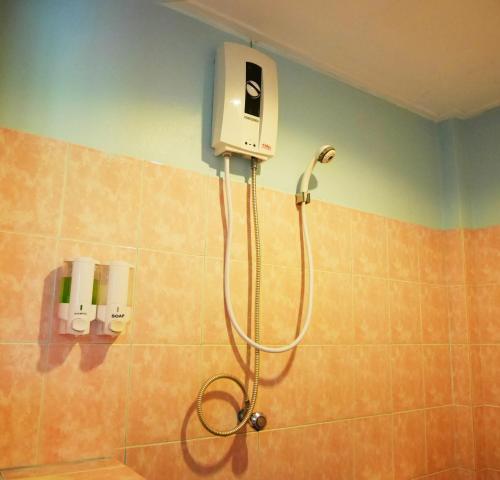 een douche in een badkamer met een douchekop bij Gypsy Sea View Resort in Phi Phi Don