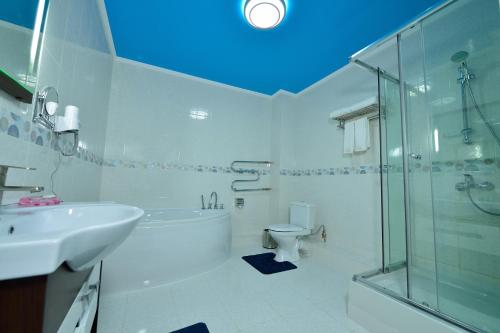 A bathroom at Konfor Hotel Burabay