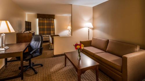 Ruang duduk di Best Western Adams Inn Quincy-Boston