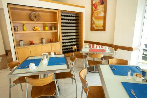 a dining room with tables and chairs in a restaurant at Best Western Centro Monterrey in Monterrey