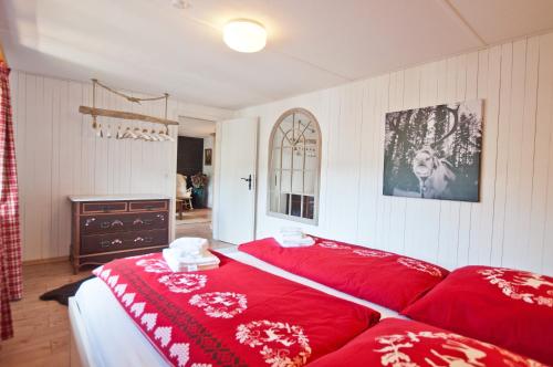 格林德瓦的住宿－2BR apartment close to ski area and Jungfrau train，卧室配有红色枕头,位于床上