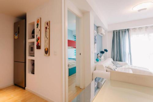 biały pokój z łóżkiem i oknem w obiekcie Duplex 3 habitaciones w mieście Palamós