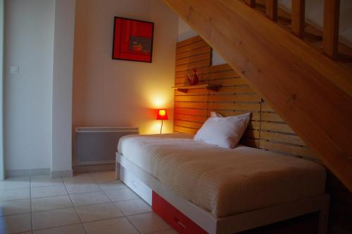 Eygliersにあるle chant du guilの木製の壁のベッドルーム1室(ベッド1台付)
