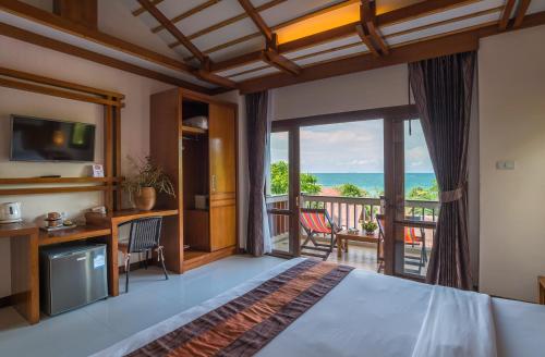 Postel nebo postele na pokoji v ubytování Lanta Miami Resort - SHA Extra Plus