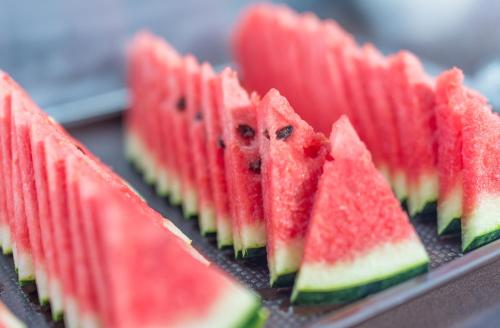 um monte de fatias de melancia em uma bandeja em Lanta Miami Resort - SHA Extra Plus em Ko Lanta