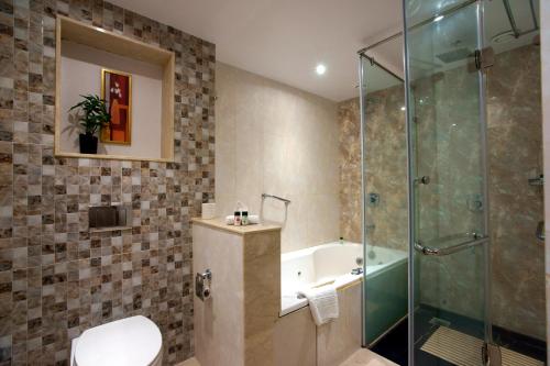 łazienka z prysznicem, toaletą i wanną w obiekcie Daspalla Hyderabad w mieście Hajdarabad