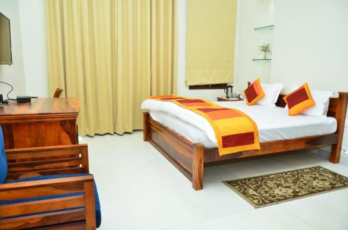 سرير أو أسرّة في غرفة في Mojo M Villa -Airport Boutique Hotel