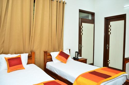 Tempat tidur dalam kamar di Mojo M Villa -Airport Boutique Hotel