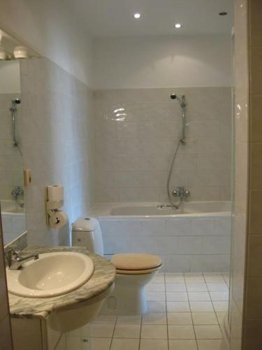 ein Badezimmer mit einem Waschbecken, einem WC und einer Badewanne in der Unterkunft Cosy Apartment De Pijp Bed and Breakfast in Amsterdam