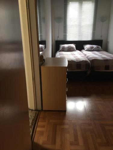 2 Betten in einem Zimmer mit offener Tür in der Unterkunft Cosy Apartment De Pijp Bed and Breakfast in Amsterdam