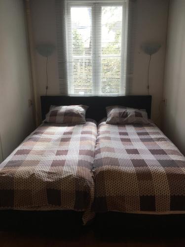 Duas camas sentadas uma ao lado da outra num quarto em Cosy Apartment De Pijp Bed and Breakfast em Amsterdã