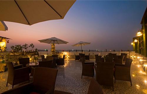 um restaurante com vista para o mar à noite em Hotel Shanti Palace Mahipalpur em Nova Deli