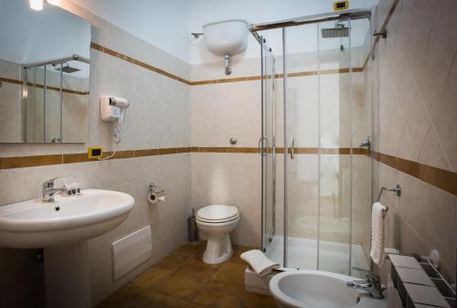 y baño con lavabo, aseo y ducha. en Villa Santadi en Santadi