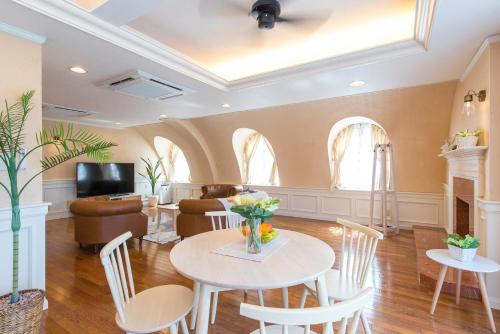 a living room with a table and chairs and a couch at Enoca Hotel in Fujisawa