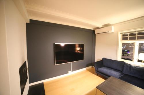 Televisyen dan/atau pusat hiburan di BraMy Apartments The LUX View