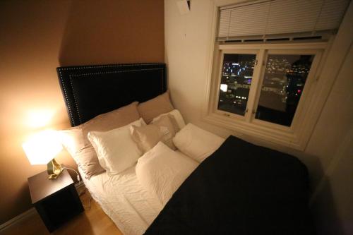 Ruang duduk di BraMy Apartments The LUX View