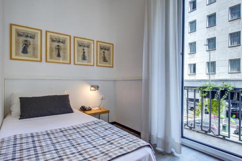 Ένα ή περισσότερα κρεβάτια σε δωμάτιο στο Hotel Bernina