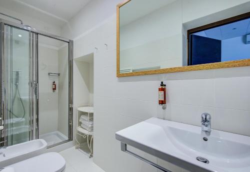 Kylpyhuone majoituspaikassa Hotel Bernina