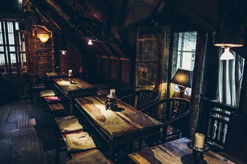 a group of wooden tables in a room with windows at Der LIPPISCHE HOF in Bad Salzuflen