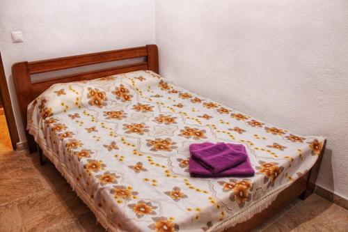 A bed or beds in a room at apartment a stone's throw from Santa Barbara