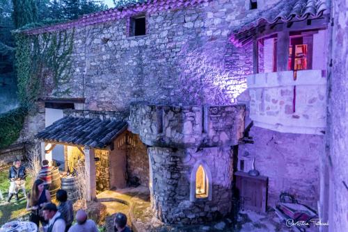 Φωτογραφία από το άλμπουμ του Suite Médiévale 40m2 chambre d' hôte du Mas Fabrègue σε Servas