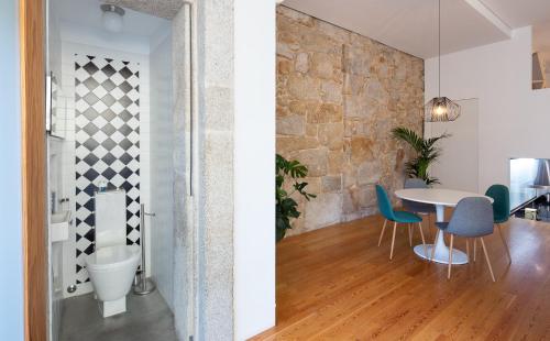 a kitchen and dining room with a table and chairs at Trindade Premium Suites & Apartments in Porto