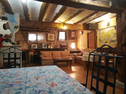 Katil atau katil-katil dalam bilik di CASA RURAL EL BÚ - B&B Alto Tajo Alojamiento Rural Guadalajara