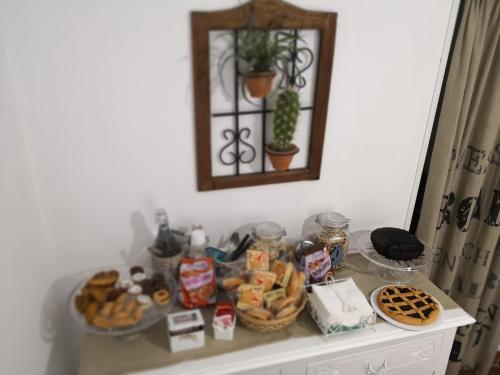 una mesa cubierta con cestas de comida y un espejo en B&B Chianalea 54, en Scilla