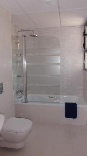 ビリャホヨサにあるPlaya Paraiso 41Aの白いバスルーム(トイレ、バスタブ付)
