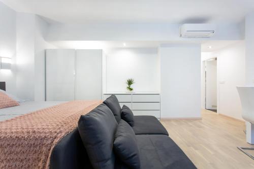 A seating area at Urban Style Apartments by Loft