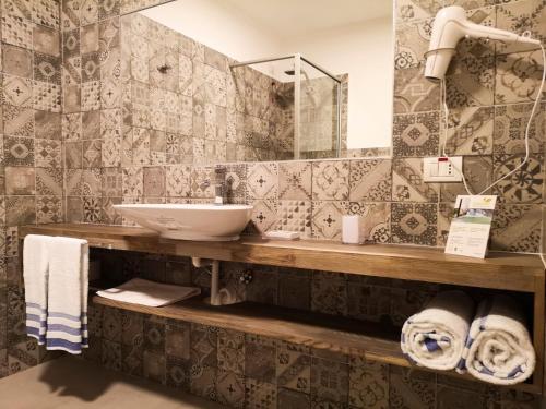 bagno con lavandino e specchio di Sobrado Boutique Hotel a Santa Maria