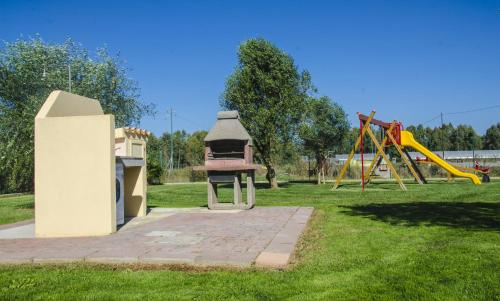 um parque com parque infantil com escorrega em Agriturismo la Ghiandaia Alghero em Santa Maria la Palma