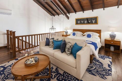 uma sala de estar com uma cama e um sofá em Yara Galle Fort em Galle