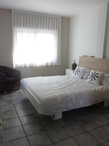La Matanza de AcentejoにあるCasa La Matanza with Wifiのベッドルーム(大きな白いベッド1台、窓付)