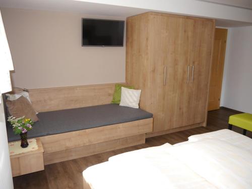 מיטה או מיטות בחדר ב-Oberauhof