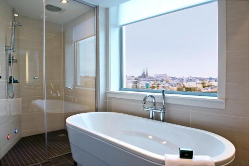 A bathroom at Sofitel Luxembourg Le Grand Ducal 