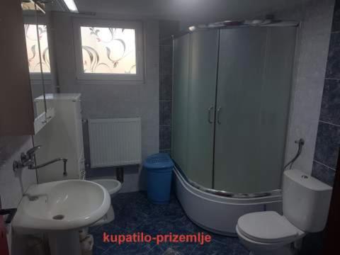 a bathroom with a sink and a toilet and a tub at "Popov VRT" Banoštor - kuća-vikendica na Dunavu-Fruskoj Gori in Banoštor