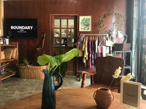 Imagem da galeria de Boundary Hostel and Cafe em Suratthani