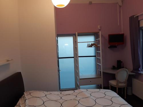 um quarto com uma cama, uma janela e uma secretária em Villa Marco 176 em Cerexhe-Heuseux