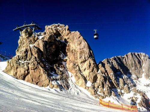 a ski lift flying over a rocky mountain at Apartments Bergblick in Sonnenalpe Nassfeld