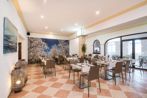 ห้องอาหารหรือที่รับประทานอาหารของ Hotel Baviera