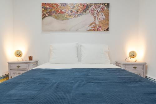 リスボンにあるTrombeta Apartment In Bairro Alto - Lisbonのベッドルーム1室(青いベッド1台、ナイトスタンド2台付)