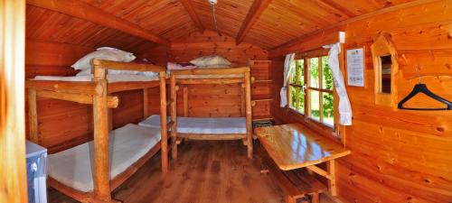 Palanda nebo palandy na pokoji v ubytování Campsite Leiputrija