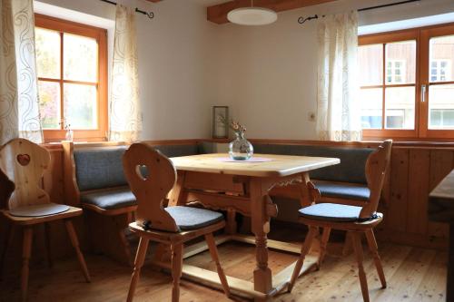 a table and chairs in a room with a window at Das Schäferhäuschen - Leitenbauer Schäferei in Vorau