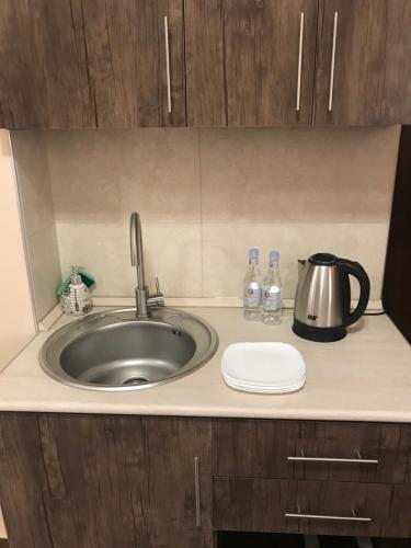 eine Küchentheke mit einer Spüle und einem Wasserkocher in der Unterkunft Guest house Abovyan street in Yerevan