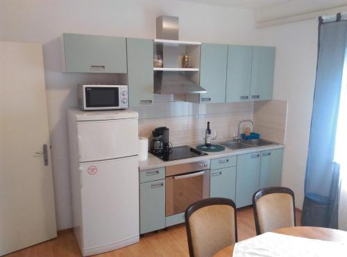 Kuchyň nebo kuchyňský kout v ubytování Apartmani Deniz